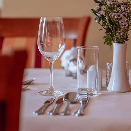 מלון Schloessl Kindl (adults Only) באד גלייכנברג